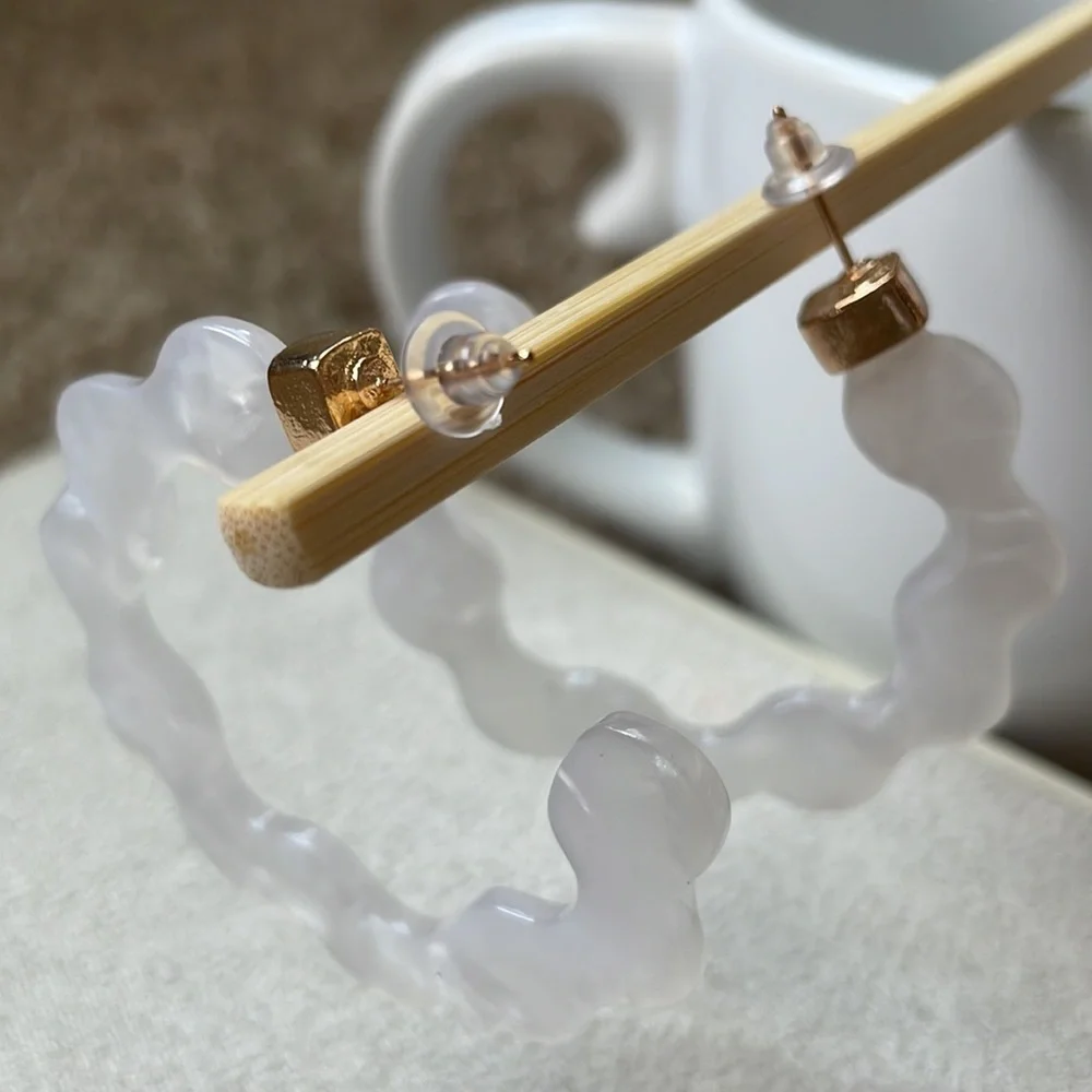 Squiggle white marble hoops
